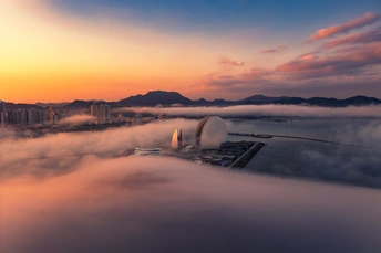 云海中的城市和天空中的山脉