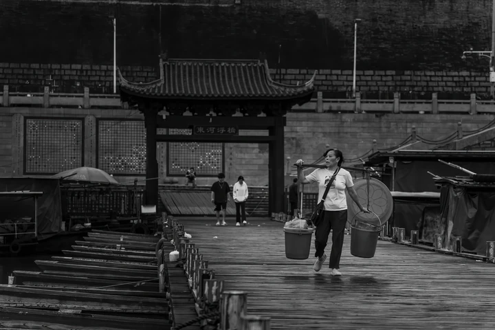 晨雨后的浮桥