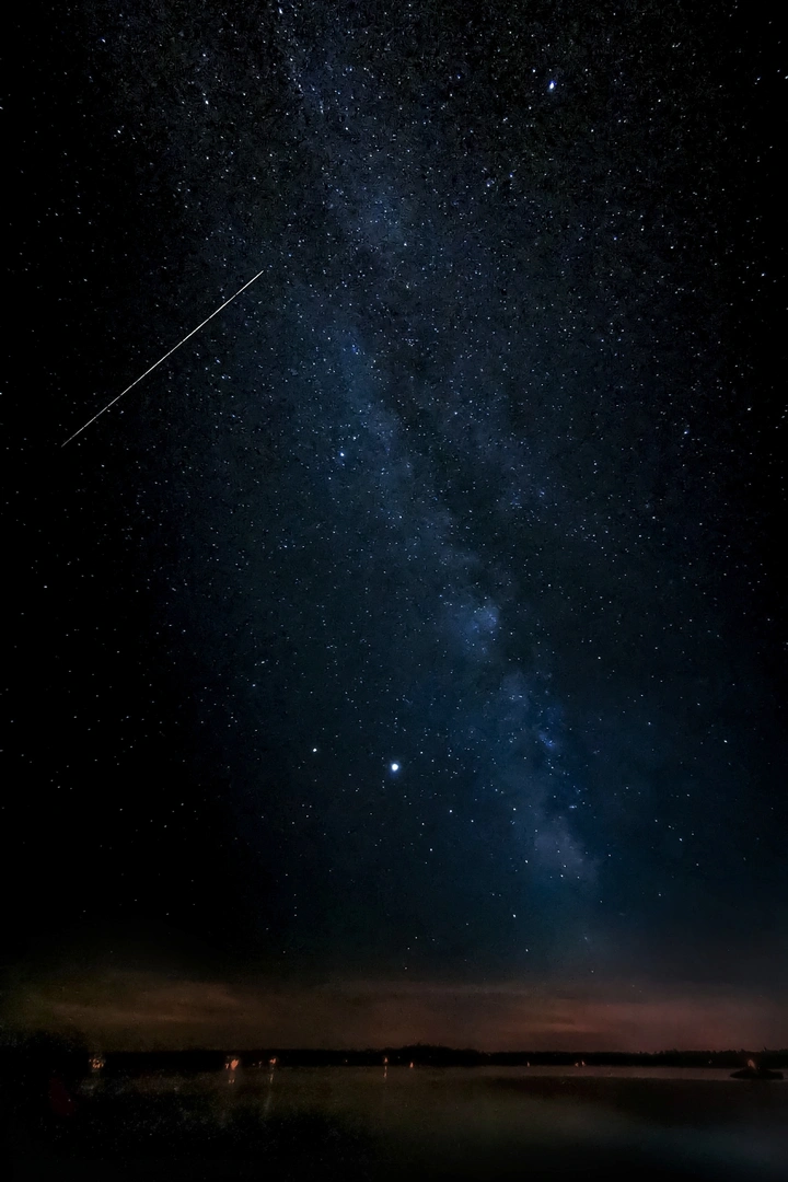 划过夜空的星星