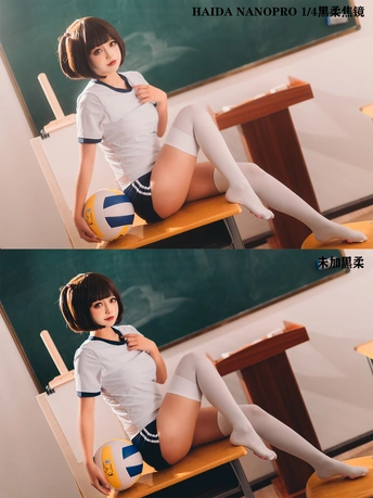 一位年轻女子穿着制服坐在教室的 bench 上 手里拿着一个排球。