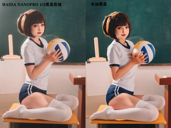 一位穿着校服的年轻女孩抱着排球坐在桌子上的照片