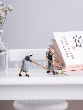 一对夫妇拿着花瓶的小雕像