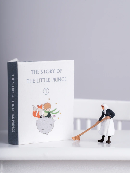 一本微型书旁边的一个小雕像