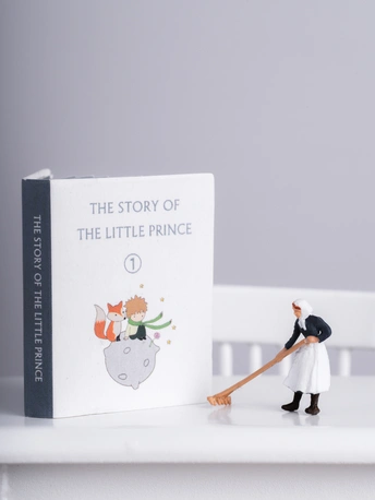 一本微型书旁边的一个小雕像