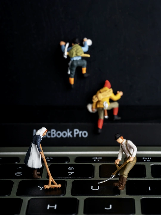 笔记本电脑键盘上的小人物和玩具