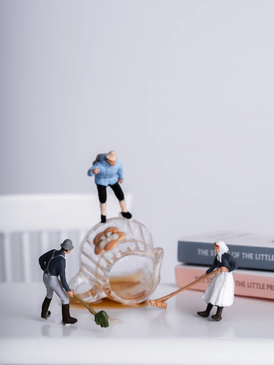 桌子上几个小人物的小雕像