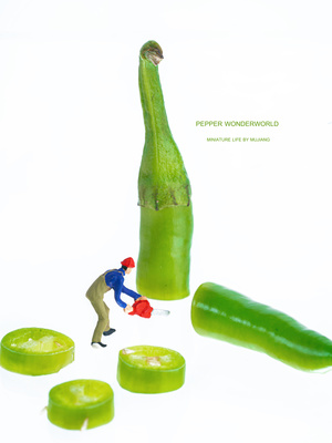 一个绿色瓶子 里面有一个人物图案