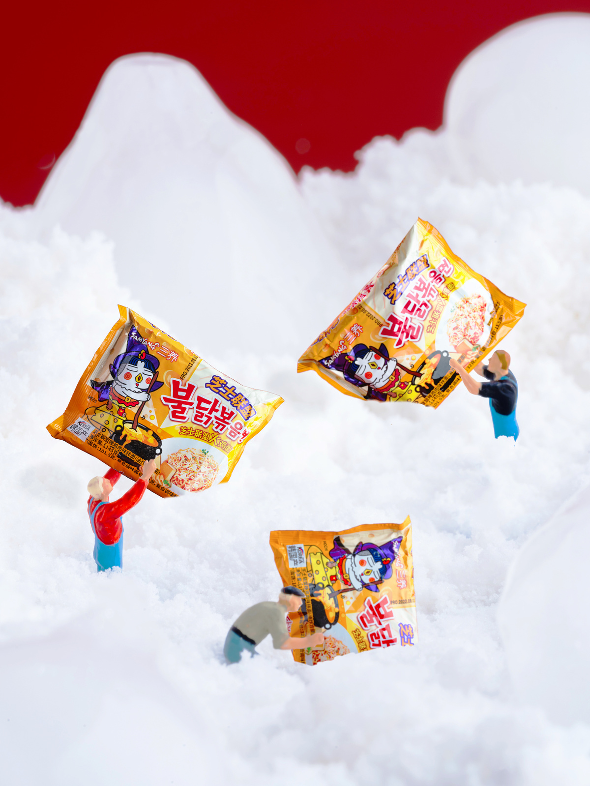 雪中一袋糖果的特写