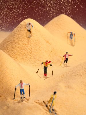 沙漠上的山小人滑雪