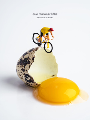 一个人骑自行车在鸡蛋上的广告