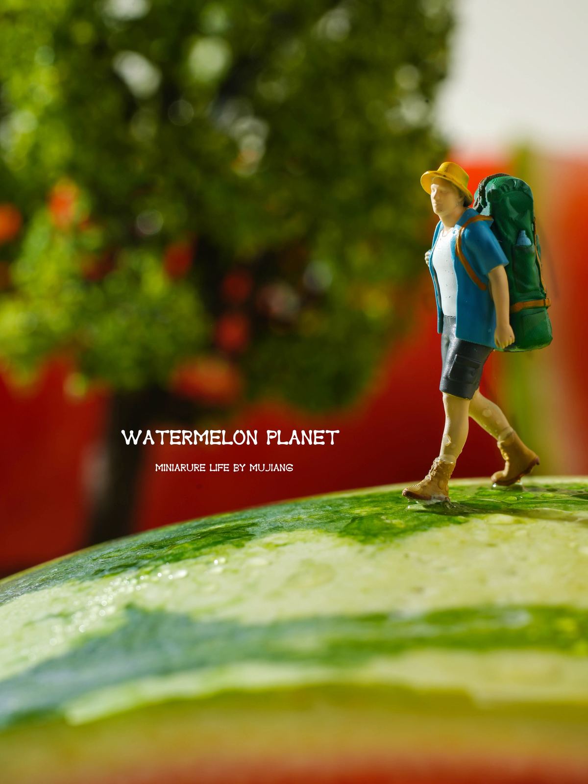 一个男孩背着书包在绿色地球仪上行走的小型塑像