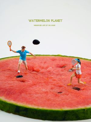 一个广告 人们在一个西瓜上打网球