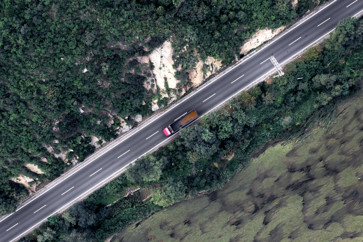 对角线系列：公路与卡车