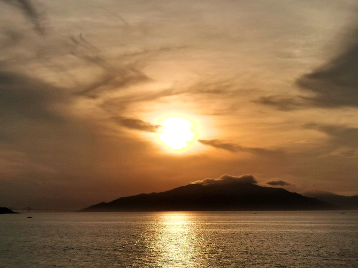 海上初升的太阳
