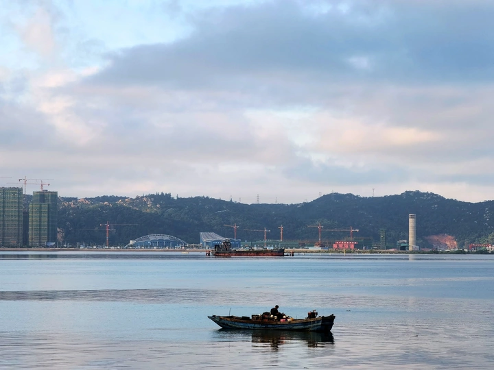 平静的内海湾，小渔船悠悠然