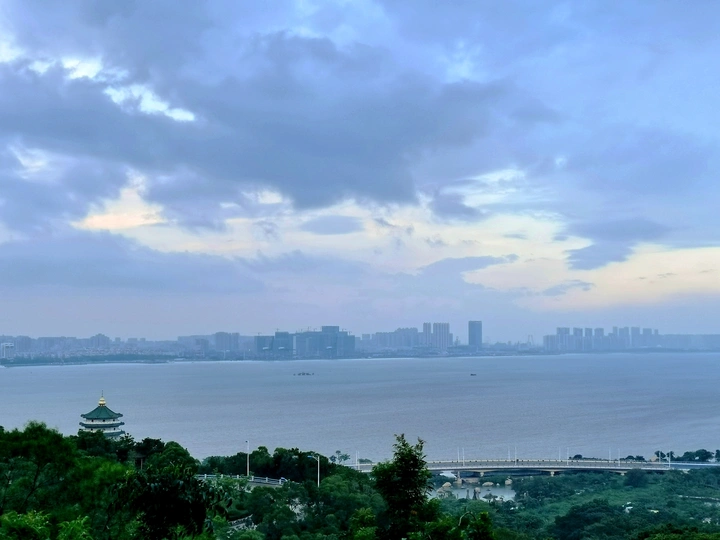 黄昏时分对岸风光