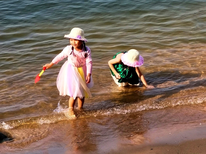 沙滩戏水