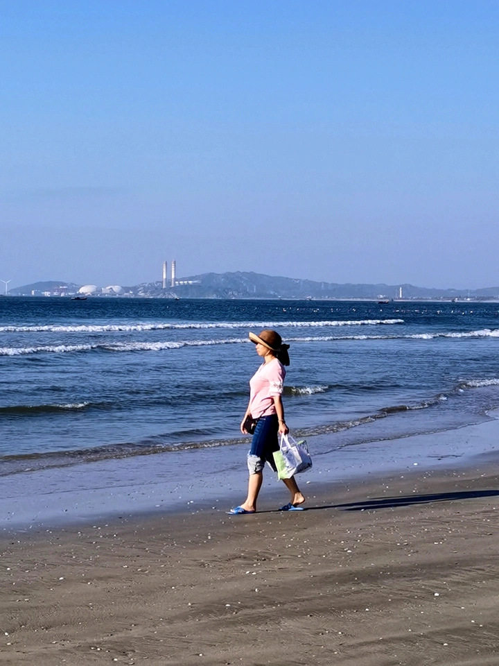 漫步沙滩
