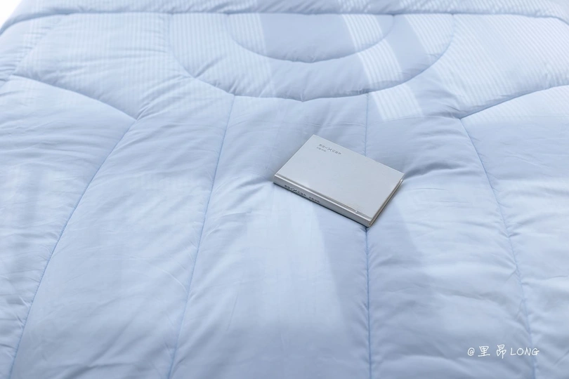 一张带有书的枕头上的白色床垫