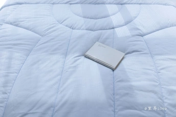 一张带有书的枕头上的白色床垫