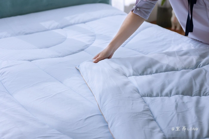 一位女子弯腰捡起一个枕头