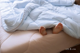 床上的婴儿 有枕头和毛毯