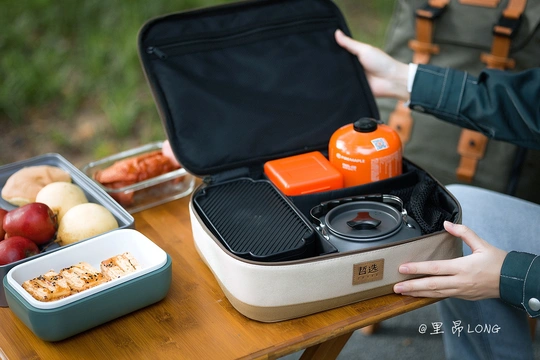 一个便携式午餐盒 里面有食物。