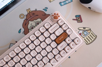 桌子上有一台带有贴纸的电脑键盘