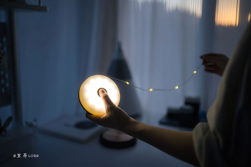 一个人在黑暗的房间里拿着灯