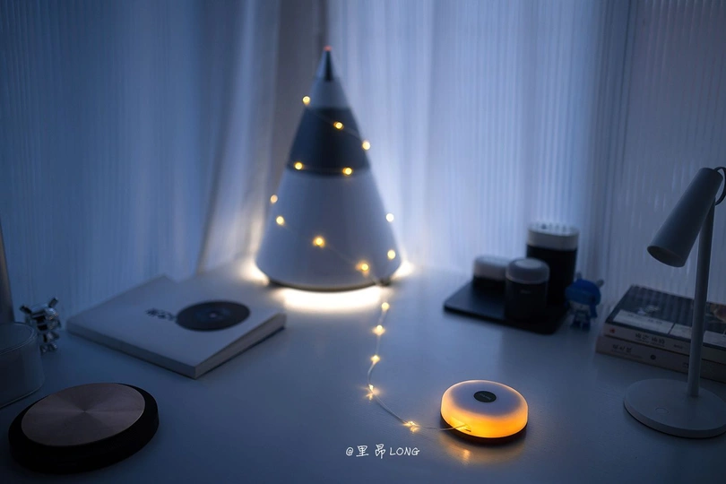 一个装有圣诞树的房间 圣诞树已经点亮了 放在桌子上。