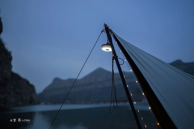 月亮在背景中的船上帐篷