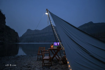 帐篷边上的湖边夜晚的桌子椅子