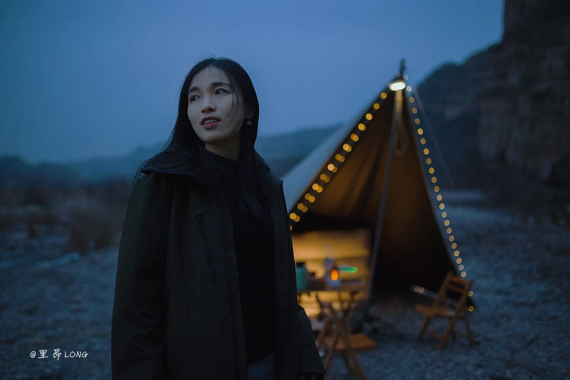 站在帐篷前的女人