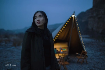 站在帐篷前的女人