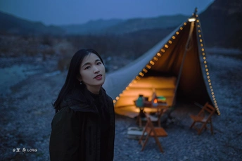 站在帐篷前的女人