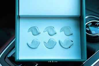 一个蓝色的盒子 里面有一些物品