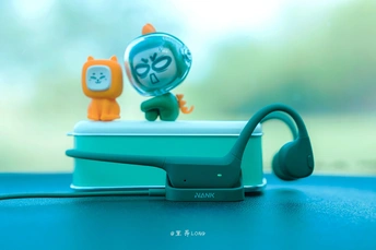 一只猫和一只老鼠玩具在蓝色背景上