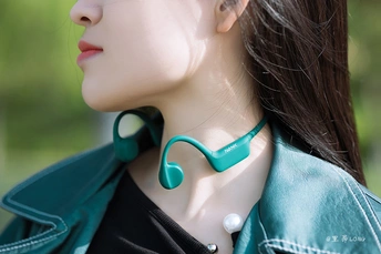 一位戴着耳环的女人
