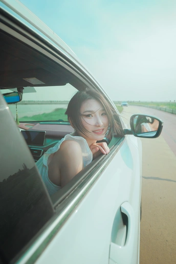 车里的她