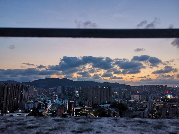 落日将余晖留给我们