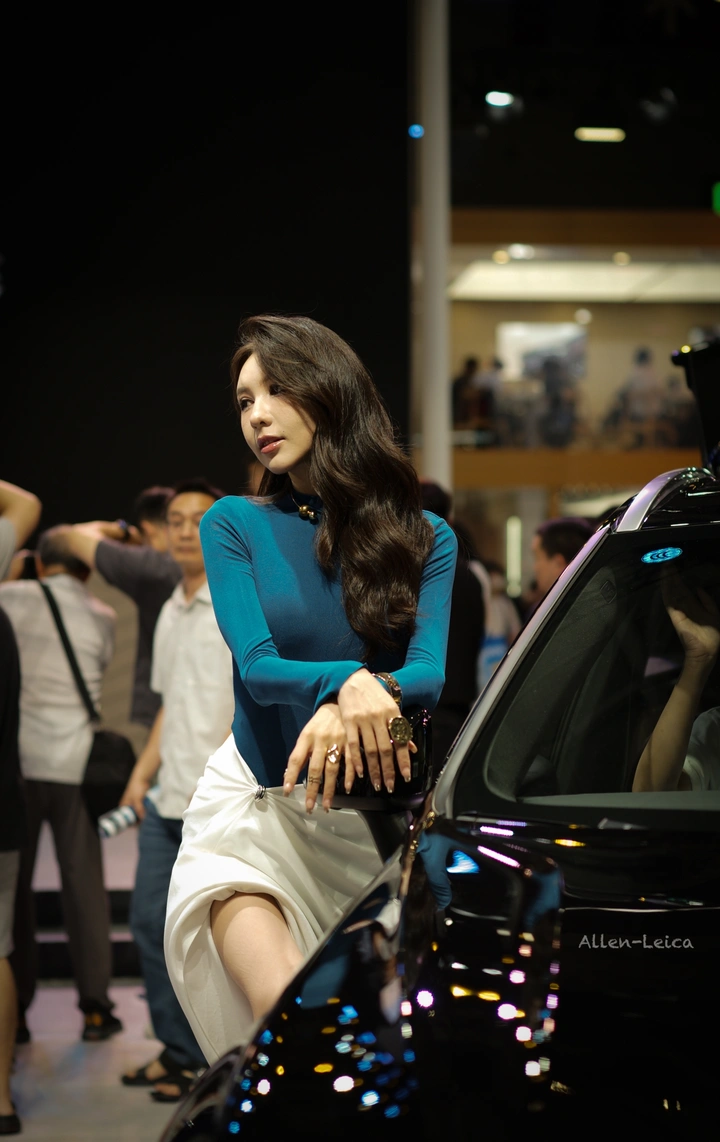 美女车模