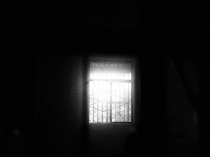 黑暗中有窗户的暗室