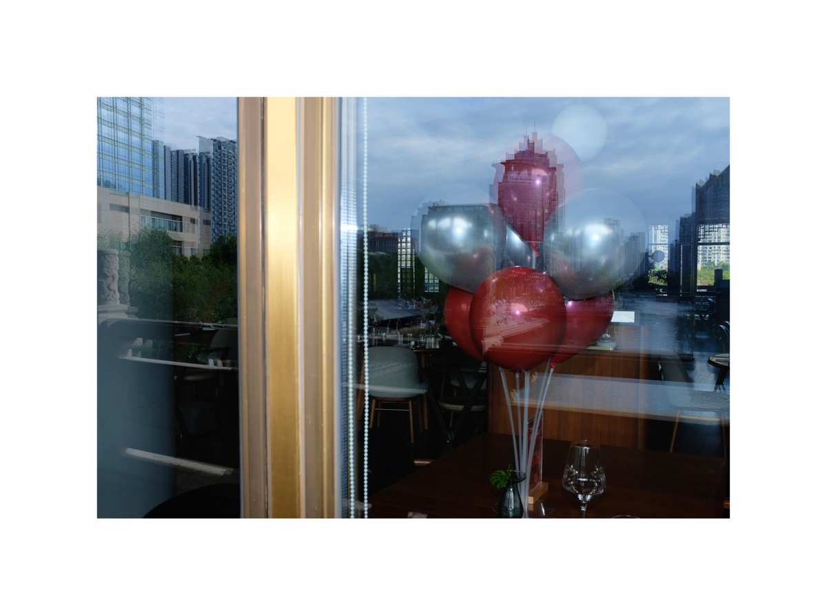 商业办公室窗户上的气球