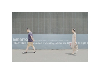 一个人和一个女人正在走下街道