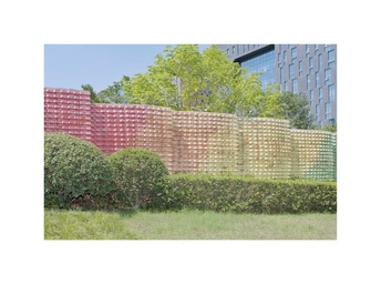 前景中有一堵用乐高积木建成的墙。