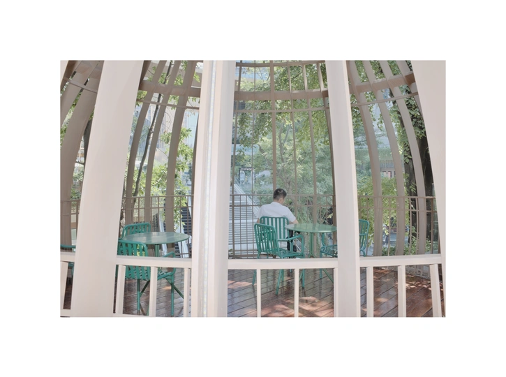 一张带有大窗户的房子内部照片 一个人坐在桌子旁