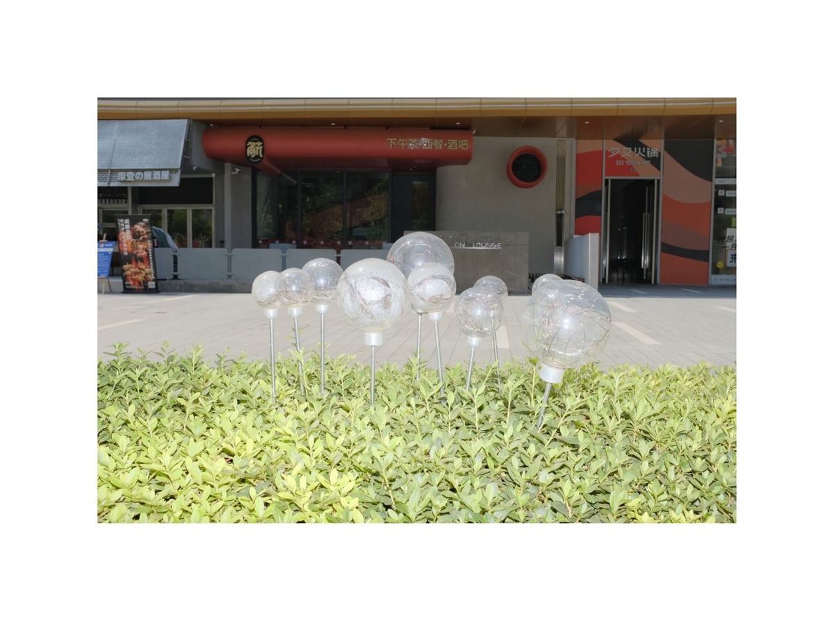 一堆气球在商业大楼前