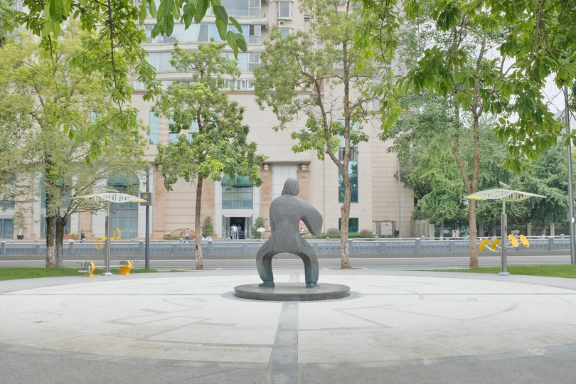 公园里的一座男性雕像