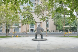 公园里的一座男性雕像
