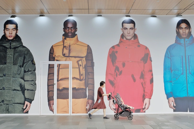 模特在秋冬季时装秀上走秀